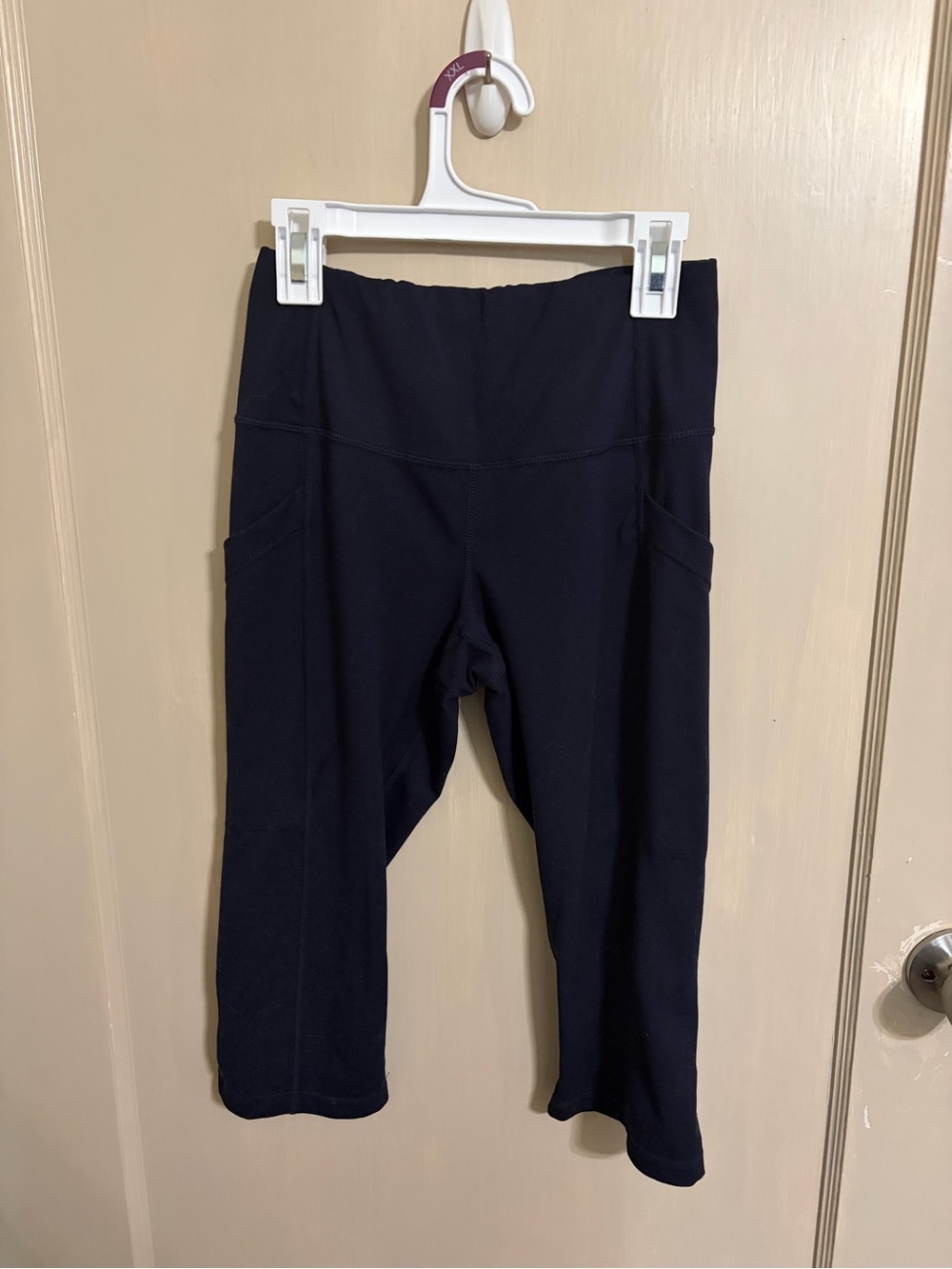 Women’s Black Capri Active Leggings with Side Pockets